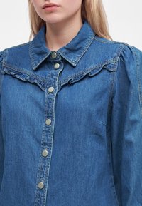 ONLY ONLUMA FRILL SHIRT - Πουκαμίσα με κουμπιά - medium blue denim