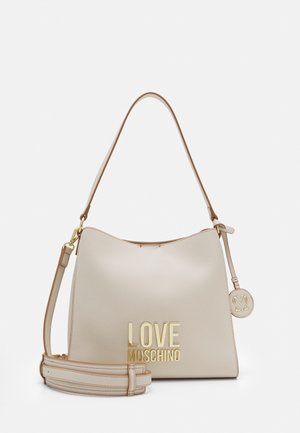 Borsa beige Love Moschino con logo dorato, manico superiore singolo, tracolla staccabile e charm rotondo brandizzato su sfondo bianco.