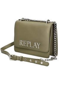 Oliwkowa skórzana torba z srebrnym logo "REPLAY", łańcuszkowym paskiem i gwiazdkowymi akcentami na regulowanym pasku na ramię. Gładka tekstura, prostokątny kształt.