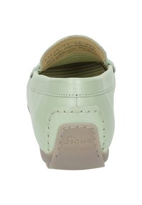 Hellegrüne Leder-Schlupfschuhe mit abgerundeter Form, minimalen Nähten und einer beigefarbenen Gummisohle. Das Innenfutter hat ein gestreiftes Muster.