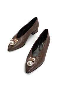 Brązowe, teksturowane płaskie buty ze spiczastym noskiem, złotym pierścieniem i dużą perłową ozdobą na górze, niski obcas typu klocek, czarna podszewka wewnętrzna.