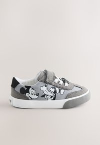 Dieťa sivý teniska s bielou podrážkou, suchý zips a čiernobiele kreslené postavičky Mickey Mouse a Pluto z boku.