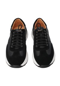 Schwarze Sneaker aus einer Mischung aus Leder und Wildleder, mit runder Zehenpartie, weißer Gummisohle und silbernen Ösen-Schnürsenkeln mit glatter Textur.