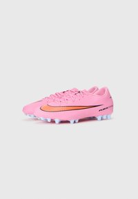 Des crampons de football Nike rose avec un swoosh orange, présentant une tige texturée, un système de laçage et des pointes bleues pour l'adhérence.