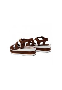 Sandali piattaforma marroni con suola bianca a strati, caratterizzati da cinturini incrociati e un'anima con fibbia. Materiale in pelle liscia e design elegante.