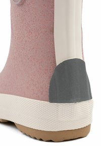 Bota de goma brillante en color rosa con un acento blanco, una tapa de talón gris y una suela blanca texturizada. Primer plano de la sección trasera.