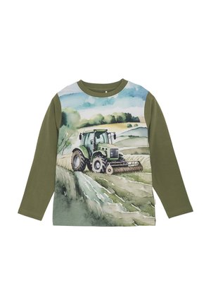 Langärmliges Shirt mit grünen Ärmeln und einem Aquarell-Traktor-Graphic auf der Vorderseite, das in verschiedenen Grüntönen, Blau und Beige gehalten ist.
