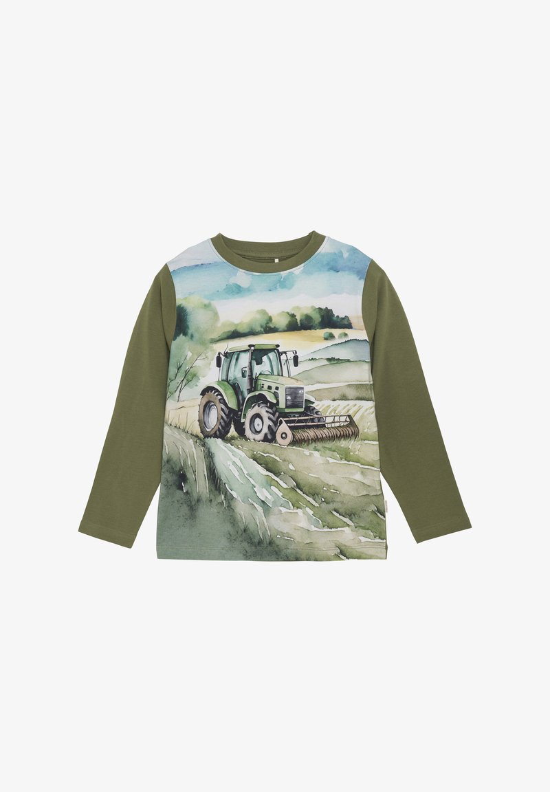 Langarmshirt met groene mouwen en een aquareltractorafbeelding op de voorkant, in tinten groen, blauw en beige.