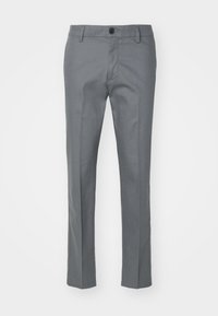 Pantaloni grigi in un design sartoriale, con una frontale piatta, chiusura con singolo bottone e gambe dritte dal texture liscia.