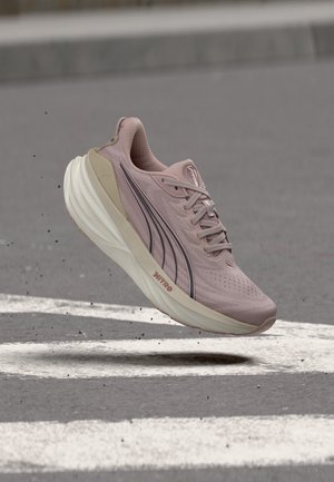 Puma, FOREVERRUN NITRO 3  - Обувки за бягане по асфалт - misty pink/silver coloured fog
