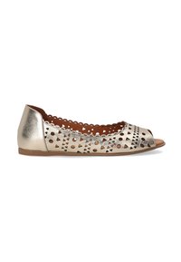 Metalen gouden balletschoenen met open teen, ingewikkelde uitsnijdingen op de bovenkant, gladde textuur, golvende afwerking en een laag profiel.