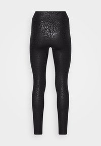 Czarne legginsy z błyszczący, strukturalnym nadrukiem w panterkę. Wysoki stan i dopasowany krój zapewniają komfort i styl.