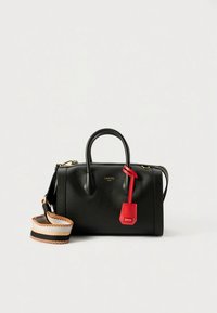 Sort læderhåndtaske med rundede håndtag, aftagelig skulderrem med striber og et rødt mærke. Har guldfarvet hardware og præget logo.