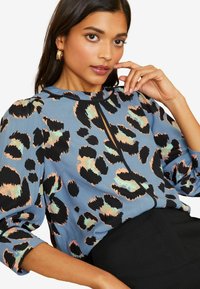 Love & Roses REGULAR FIT - Camicetta - blue animal