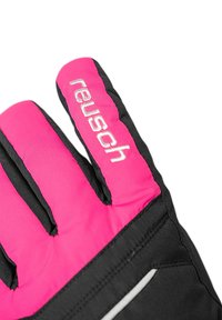 Sort og pink skihandske med polstret design. Tommelfingeren og fingrene har strukturerede greb. "Reusch" er trykt i hvidt på det pink stof.