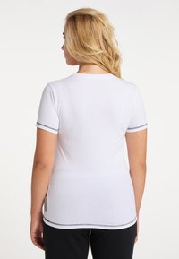 Weißes T-Shirt mit kurzen Ärmeln und rundem Halsausschnitt, mit dunkell gray Absteppungen und lässigem Schnitt. Die Rückansicht zeigt eine glatte Textur.