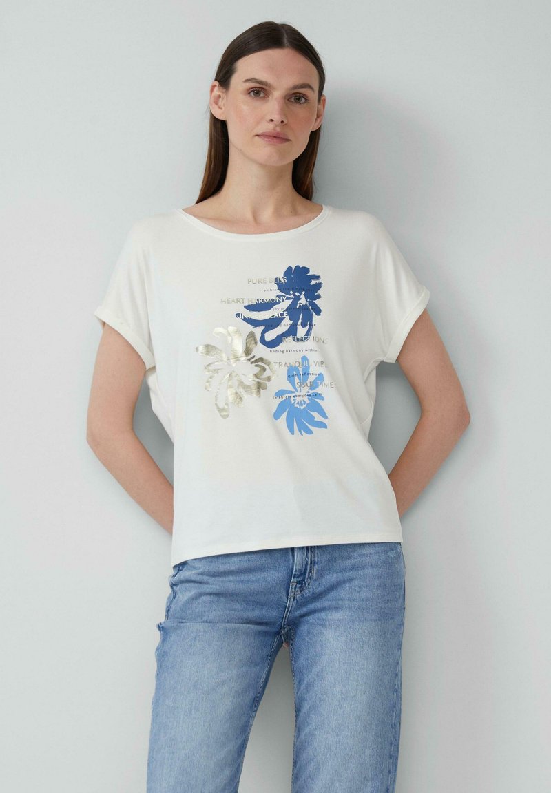Witte T-shirt met korte mouwen, versierd met blauwe, marineblauwe en gouden bloemenprints met tekst. Zachte katoenen stof met een ontspannen pasvorm.