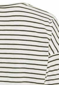 Gestreiftes Langarmshirt mit schmalen olivgrünen Streifen auf einem weißen Hintergrund, aus weichem Baumwollstoff, mit Rundhalsausschnitt.