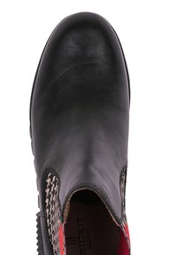 Stivale in pelle nera con punta rotonda e motivo houndstooth sui lati. Presenta dettagli in tessuto rosso e una suola testurizzata.