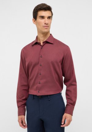 Bordeauxkleurig overhemd met lange mouwen en een spread collar, acht zwarte knopen en een soepele textuur, gecombineerd met marineblauwe broek.