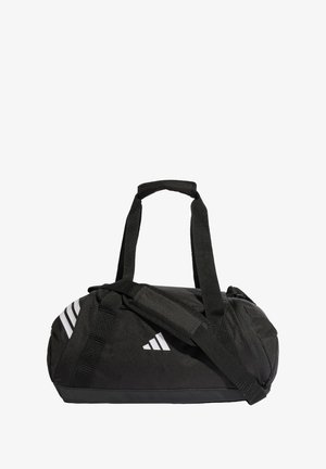 Sac polochon noir en tissu résistant, avec poignées supérieures et bandoulière réglable. Comprend des accents rayés blancs et un logo sur le côté.