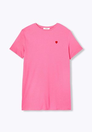 T-shirt rose à manches courtes col rond avec un petit motif cœur rouge sur la poitrine gauche, affiché sur fond blanc.