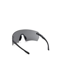 Sonnenbrille mit großen, gebogenen, dunklen Gläsern, schwarzem Rahmen, gummierten Nasenpads und strukturierten schwarzen Bügeln. Leichtes, sportliches Design.