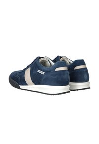 Navyblaue Wildleder-Sneaker mit hellbeigen Akzenten, Schnürdesign, abgerundete Zehenform und weißer Gummisohle. Enthält ein sichtbares Markenlabel.