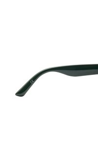 Ciemnozielone zauszniki okularów przeciwsłonecznych o gładkiej powierzchni, zakrzywionym kształcie oraz wyrytym znakiem CE. Posiadają zwężający się koniec, nadający nowoczesny wygląd.