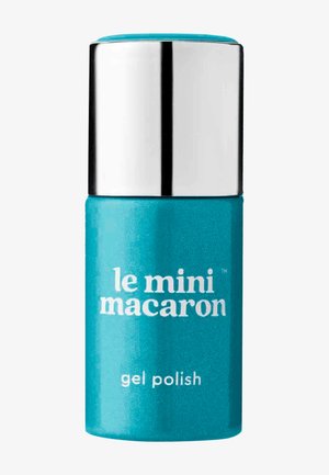 Blaue zylindrische Flasche des "le mini macaron" Gel-Nagellacks mit glänzendem silbernem Deckel vor weißem Hintergrund.