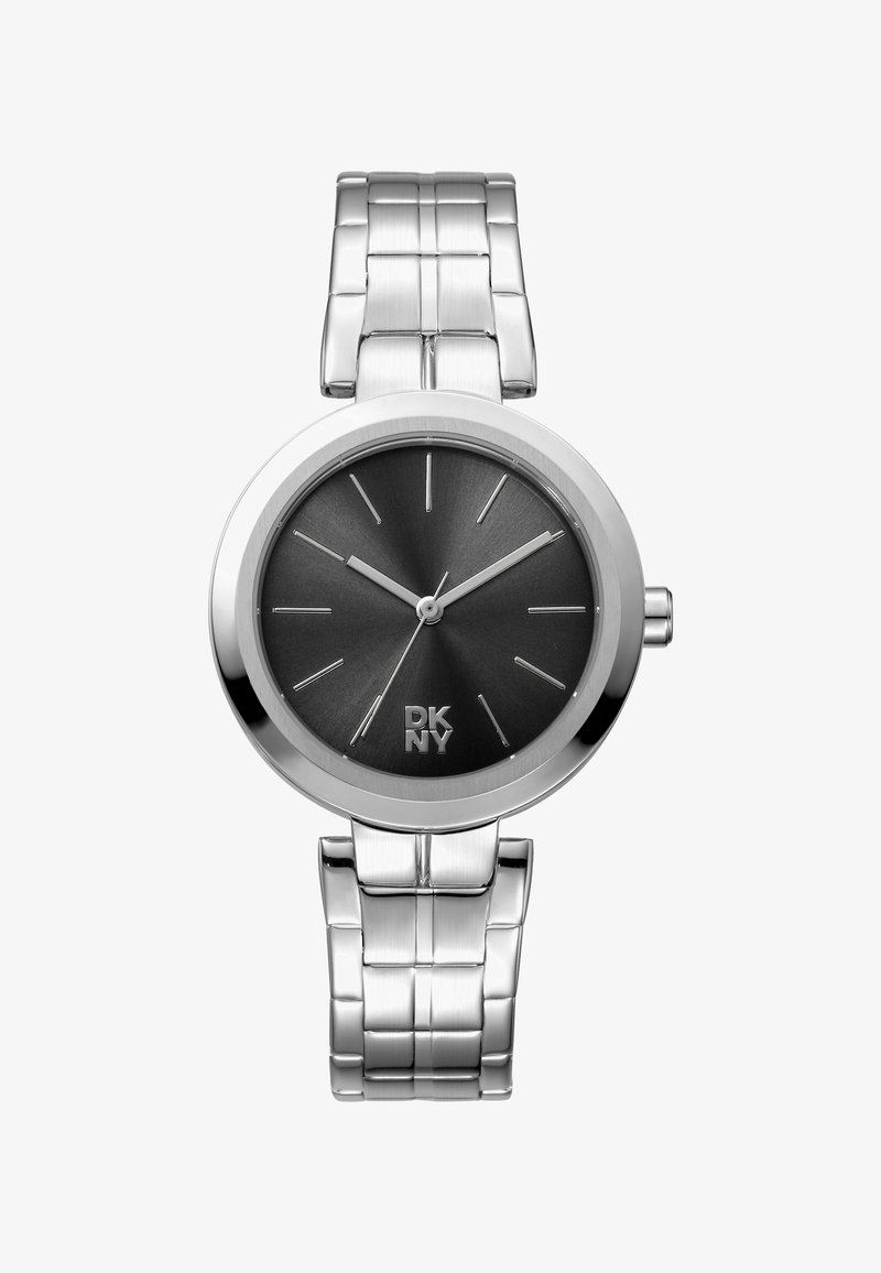 Zilveren metalen horloge met een ronde, zwarte wijzerplaat, minimalistische uurmarkeringen en een geborsteld en gepolijst schakelhart. Bevat het DKNY-logo.
