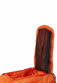 Sac en nylon orange avec une fermeture éclair sur le dessus, doté d'une poche en mesh à l'intérieur et d'une texture lisse. Le design est fonctionnel et pratique.