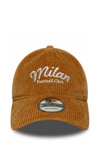 Braune Corduroy-Baseballmütze mit weißem "Milan Football Club"-Stickerei, gebogenem Schirm und verstellbarem Riemen auf der Rückseite.
