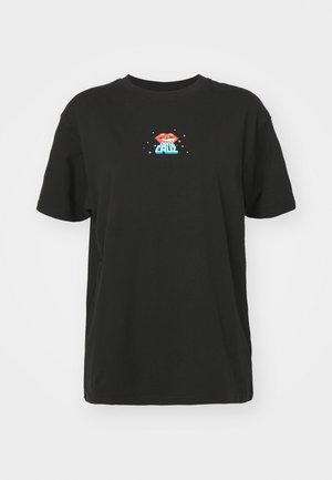 Schwarzes Kurzarm-T-Shirt mit kleinem zentriertem Brustmotiv aus roten Lippen und weißem Schriftzug "Santa Cruz", umgeben von winzigen Sternen.