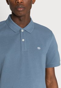 TOM TAILOR BASIC WITH CONTRAST - Polo - china blue