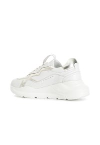 Sneaker bianche con accenti argentati, superiore in pelle liscia, punta arrotondata, suola in gomma spessa e lacci frontali. Presenta una linguetta per il tallone.