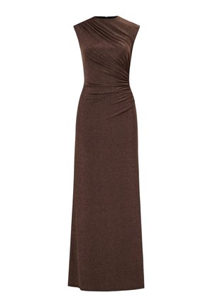 Mouwloze, tot op de grond vallende donkerbruine jurk met een glinsterende textuur en geplooide details aan de rechterkant van het lijfje.