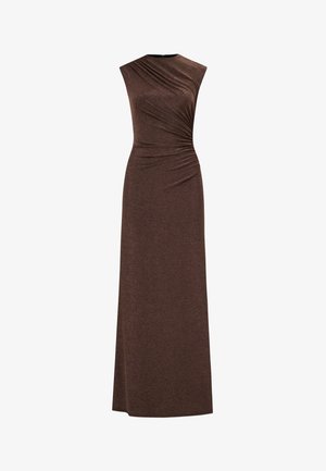 Mouwloze, tot op de grond vallende donkerbruine jurk met een glinsterende textuur en geplooide details aan de rechterkant van het lijfje.