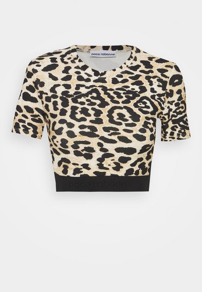 T-shirt curta em estampa animal com um padrão de leopardo bege e preto. Apresenta um decote redondo e uma bainha preta com o logótipo da marca.