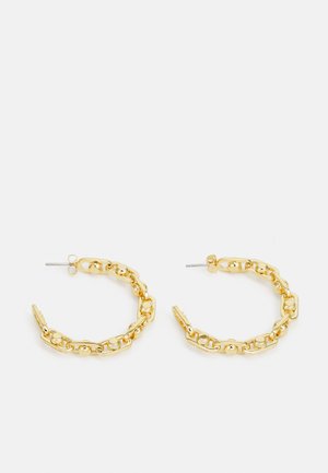 Orecchini a cerchio in oro con un design a catena collegata, caratterizzati da forme arrotondate e una finitura lucida. Con perni di sicurezza per indossarli.