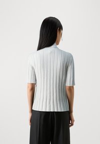 Hellgraues, geripptes Strickoberteil mit kurzen Ärmeln und einem Stehkragen. Der Stoff hat eine glatte Textur und eine leicht taillierte Silhouette.