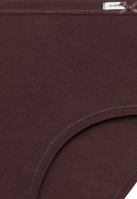 Brązowe bawełniane majtki o gładkiej fakturze, z zaokrąglonym otworem na nogę i małą kokardką na pasku.