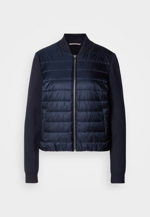 Giacca bomber blu navy con fronte trapuntato e maniche in maglia a coste. Presenta una zip anteriore e tasche laterali, realizzata in tessuto leggero.