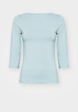 Lys blå, t-skjorte med 3/4 ermer laget av mykt materiale. Har en rund hals og en tettsittende fasong. Sømløs konstruksjon uten mønstre.