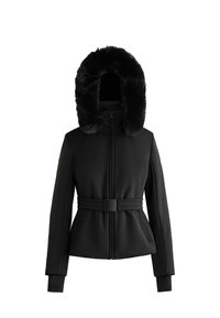 Crna podstavljena jakna s odvojivom kapuljačom od umjetnog krzna, remenom u struku, uskim rukavima i džepovima s patentnim zatvaračem na prednjoj strani.