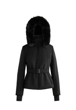 Fekete párnázott dzseki levehető műszőrme kapucnival, övvel húzott derékkal, testhezálló ujakkal és cipzáras zsebekkel az elején.