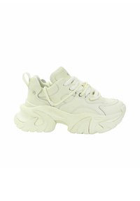 Grube sneakersy z gładką, kremowobiałą syntetyczną cholewką, zaokrąglonym noskiem, grubą podeszwą i wyraźnymi falistymi akcentami. Posiadają zapięcie na sznurówki.