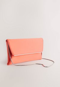 Pochette corail en matériau lisse, dotée d'un design plat, d'une bandoulière en chaîne argentée, et d'une bordure blanche contrastante le long du rabat.