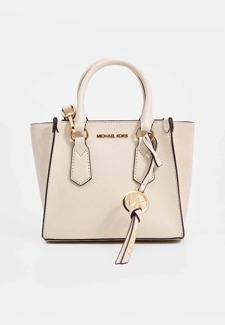Beige Lederhandtasche mit goldfarbenen Beschlägen, doppelten Griffen und einem abnehmbaren Gurt. Verfügt über einen Logo-Anhänger und schwarze Akzentdetails.