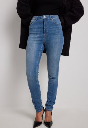 Hoge taille blauwe skinny jeans van denim; heeft een knoopsluiting, vijf zakken en een getailleerd silhouet.